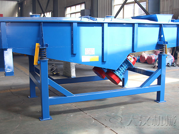 直線振動篩相對比旋振篩,體積較大,但其輸送量也相對比較大,該產品主要適用于一些粉狀,顆粒狀無水份的物料。