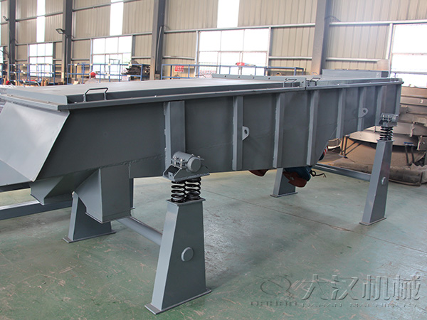 直線輸送機也屬于大型的篩分設備,所以該產品能夠輸送一些比重較大的物料。